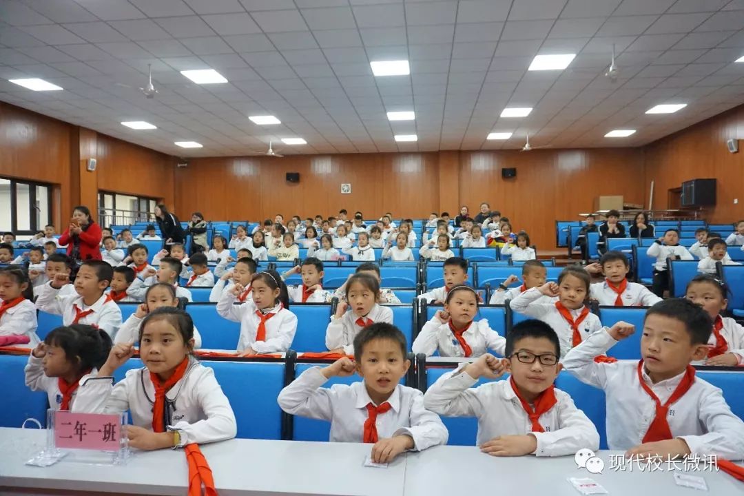 向国旗敬礼少先队建队日,致敬红领巾喜迎建队日