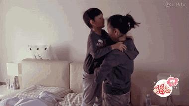 孩子摸*处私**、夹腿、蹭被子,这些小细节千万别忽视