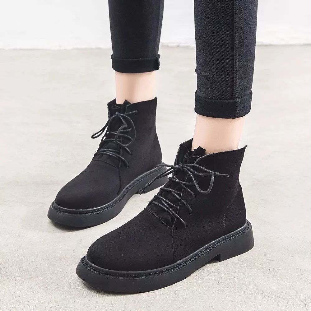 气场全开帅气,搭配黑色皮衣高跟短筒靴霸气个性