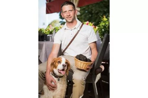 全球最有意思的11个酒店职位：松露猎手、日落风笛手、美人鱼指导员……你知道多少？