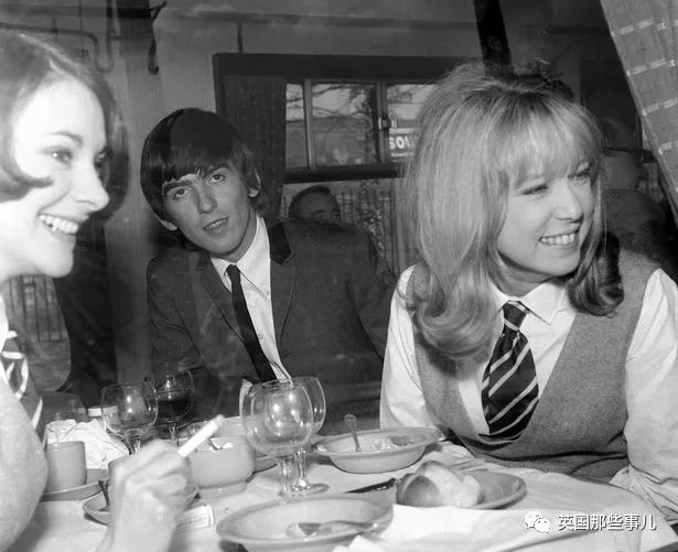 20岁跟披头士吉他手一见钟情，婚后又被摇滚大神狂追：她，摇滚界传奇缪斯