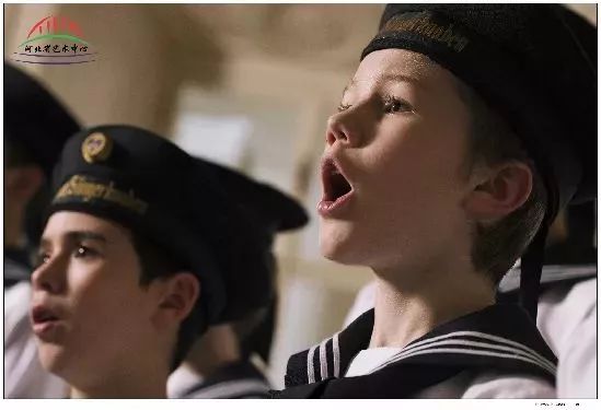 家门口看演出的快乐,家门口看大戏群众乐开怀