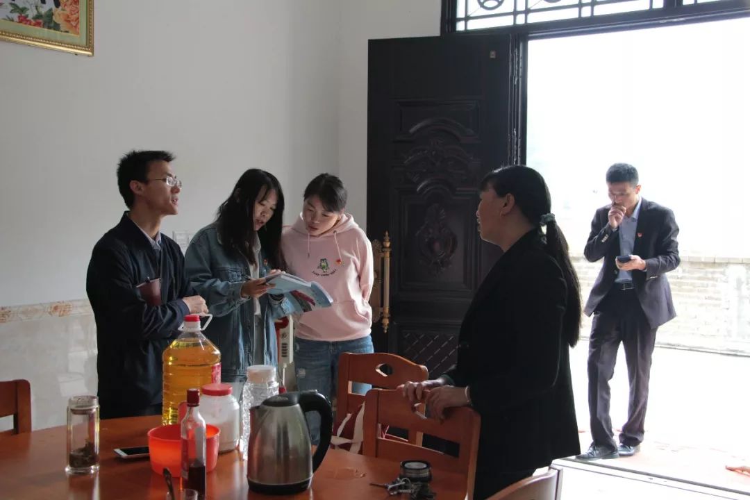 几人闲坐赏鱼喝茶,几人闲坐喝茶聊天