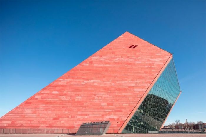 倾斜四十五度仰望天空,45度角抬头仰望