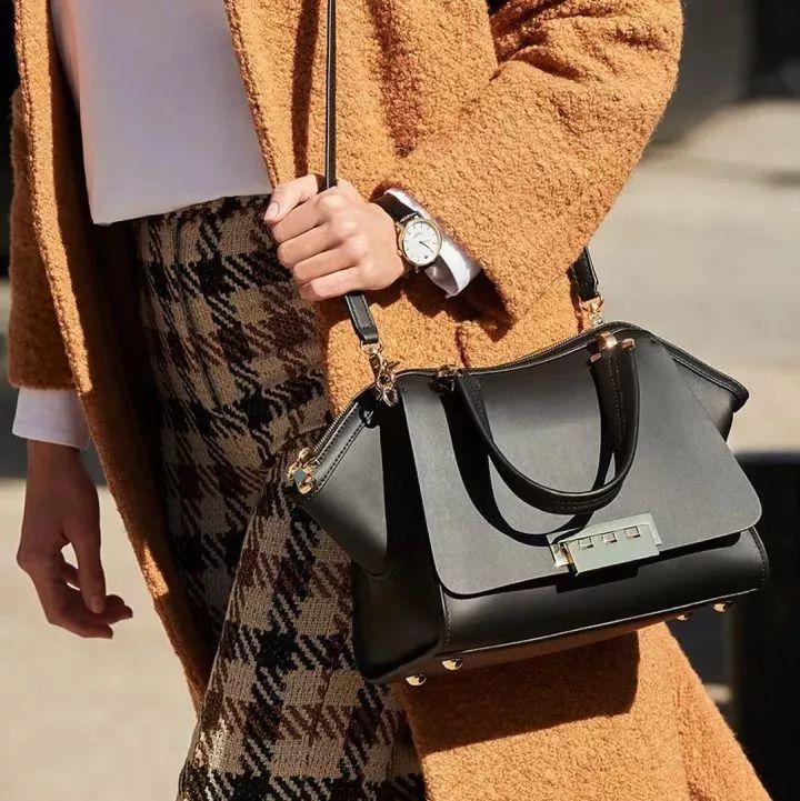 背上插满了flag表情包,背上挎的包包