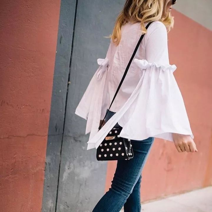 背上插满了flag表情包,背上挎的包包