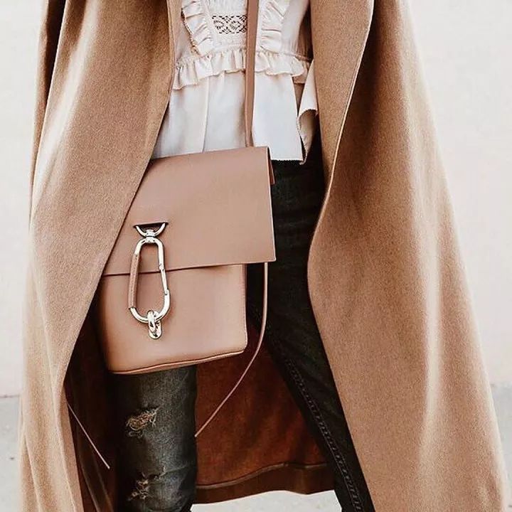 背上插满了flag表情包,背上挎的包包