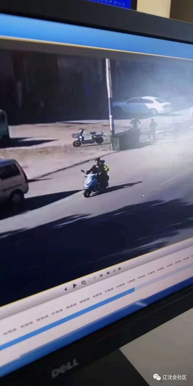 老人过马路掉落一袋苹果,92岁老人过马路时不幸跌倒