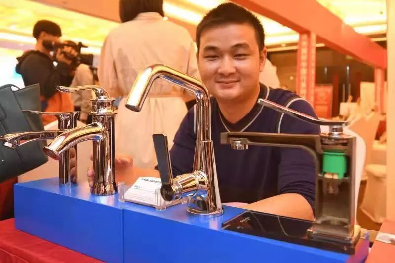 政府搭台聚企业唱戏,政府搭台企业唱戏下一句