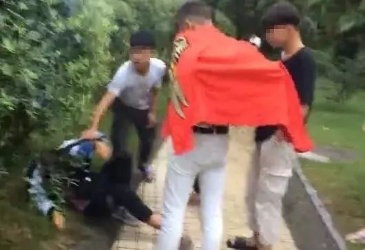 持刀砍小学生怎么处理,初中学生持刀砍人犯法吗