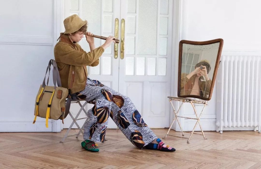 都公元8102年了，还觉得男孩拎包很娘？