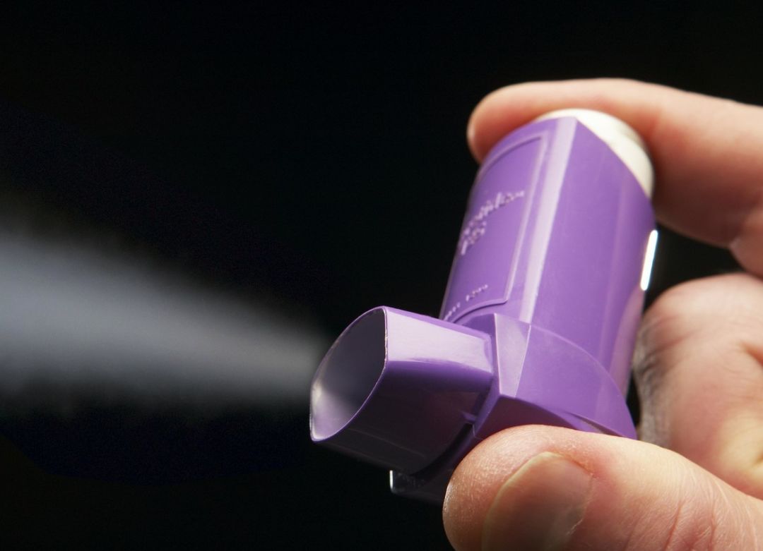 消防实验室｜秋冬深受呼吸道疾病的困扰，哮喘喷雾剂能缓解痛苦也潜藏风险！