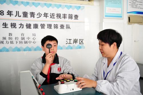 近视防控知识走进学校,预防近视专家走进校园