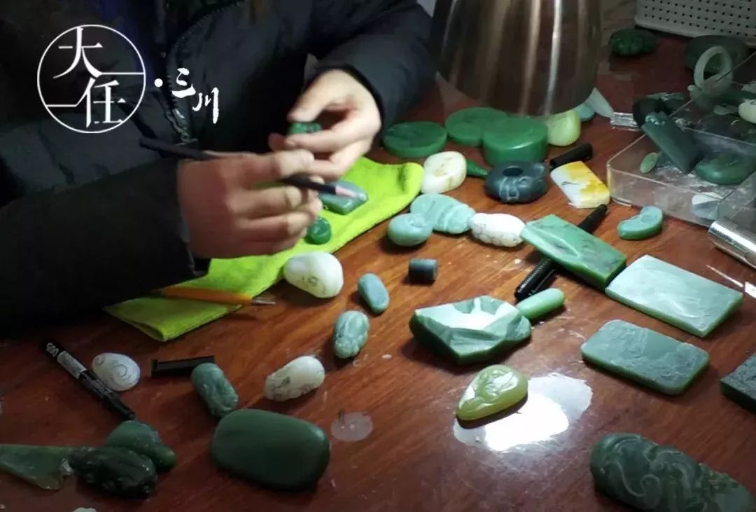 和田玉新中式珠宝美学,和田玉青花山水意境牌