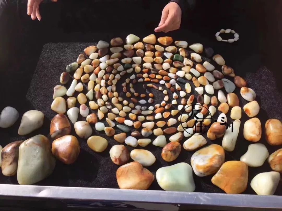 和田玉新中式珠宝美学,和田玉青花山水意境牌