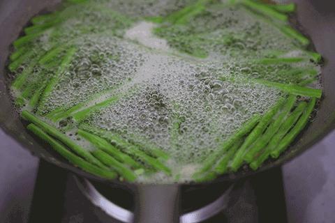 扁豆角没炒太熟会中毒吗,菜豆角没熟有毒吗