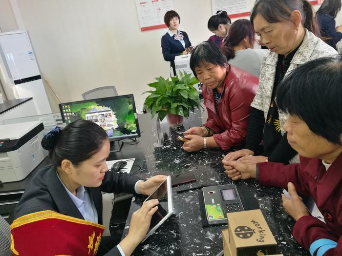 办理银行卡需要村委证明怎么办,现在农村有没有强制性办理银行卡