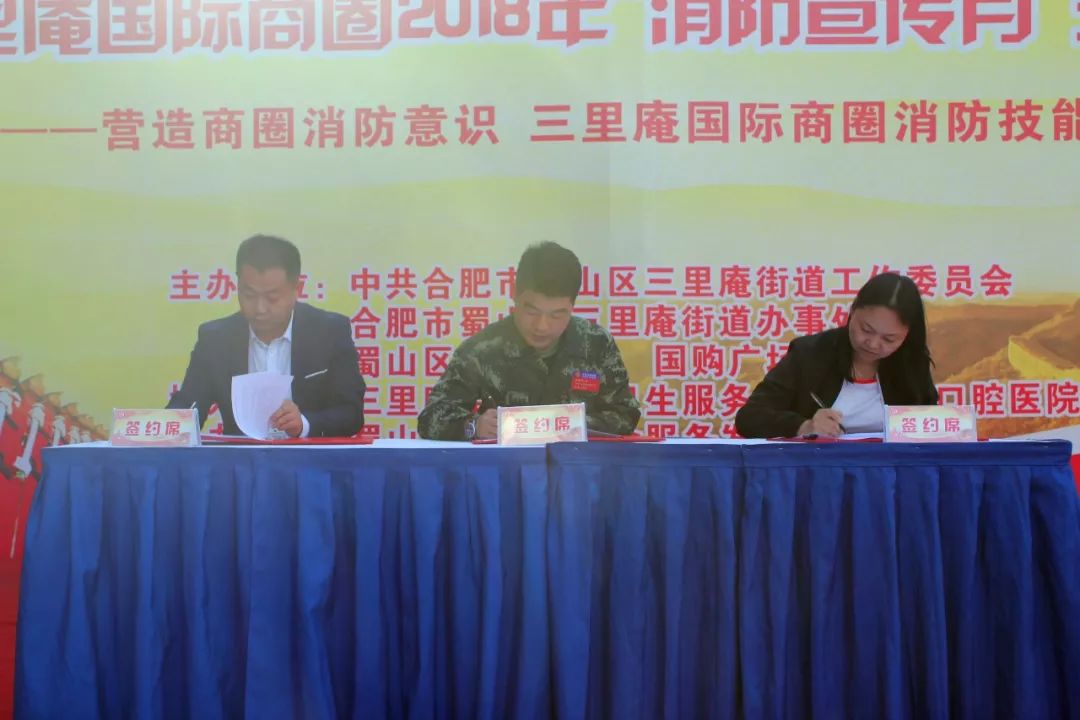 燃！国购广场前上演了一场特殊“比赛”，引大批路人围观！