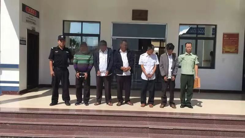 快艇出海意外翻船,一群男子租游艇出海