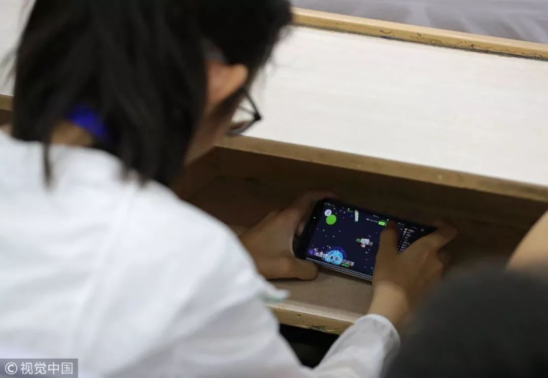 每天玩手机超过4个小时,每天玩手机十几小时三年了