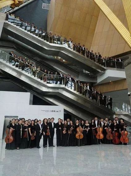 顶楼看演出｜弹中阮的法国演奏家，带你用“中国吉他”玩转爵士乐！