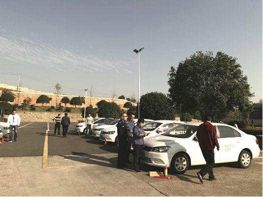 教练车整齐的排成一排,驾校教练车排列图片