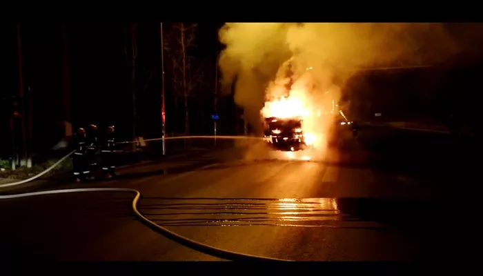 合肥车爆炸着火,合肥面包车爆炸