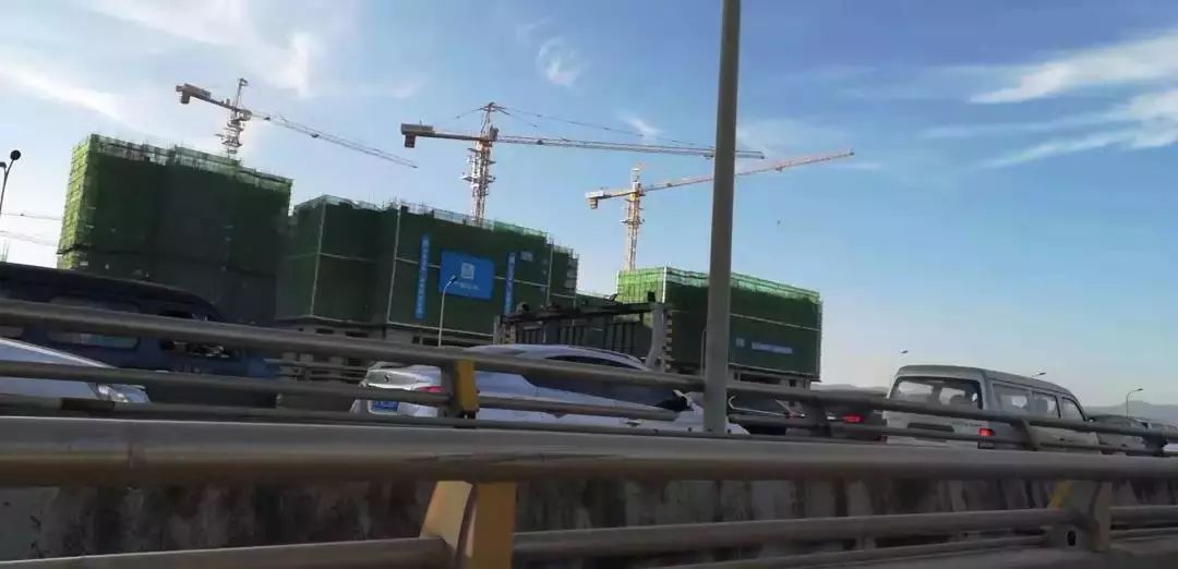 云南昭通二环路货车侧翻,昆明官南大道货车侧翻