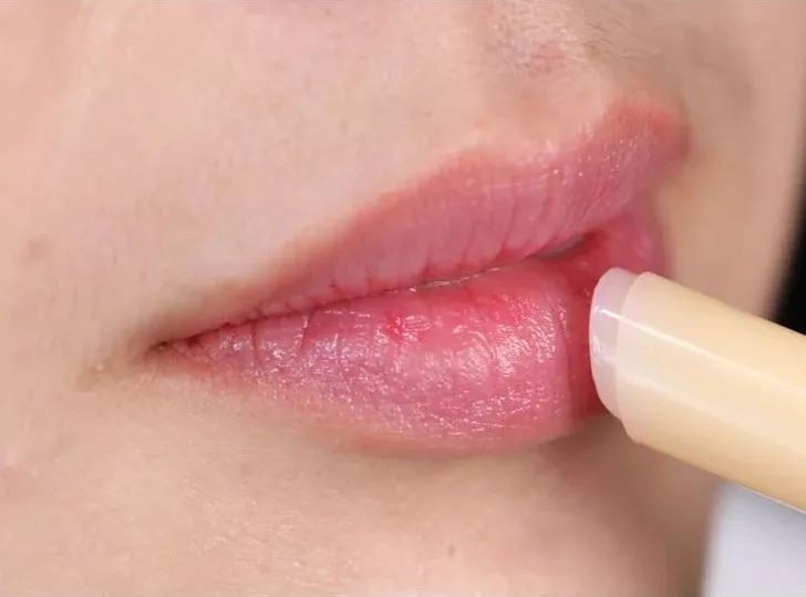 风靡泰国，男女必备的打啵神器，这支润唇膏涂一次等于敷10次唇膜