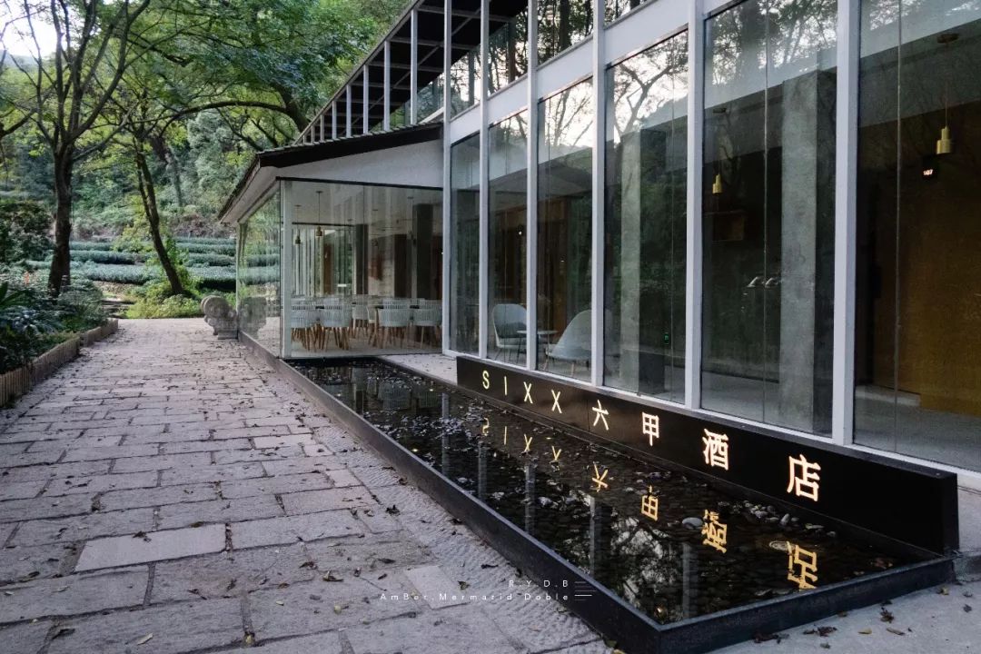 自称“射鸡师”！这个“不太正经”的设计师把酒店开了半个中国，今年终于到杭州了！