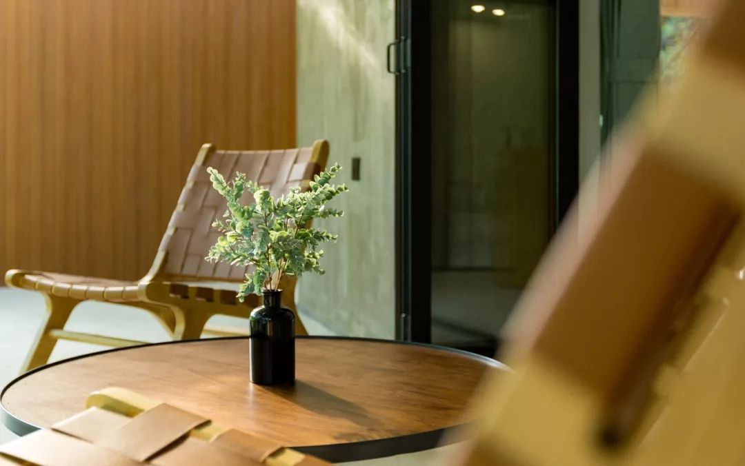 自称“射鸡师”！这个“不太正经”的设计师把酒店开了半个中国，今年终于到杭州了！