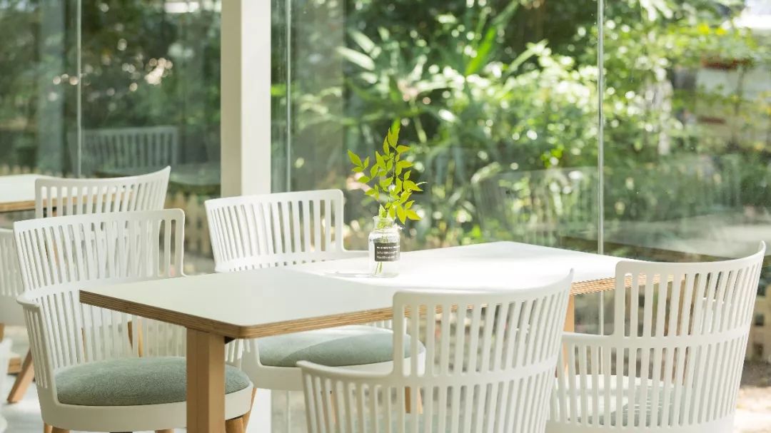 自称“射鸡师”！这个“不太正经”的设计师把酒店开了半个中国，今年终于到杭州了！