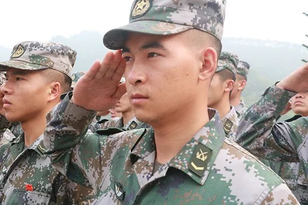 扫雷兵牺牲催泪视频,扫雷战士感动瞬间