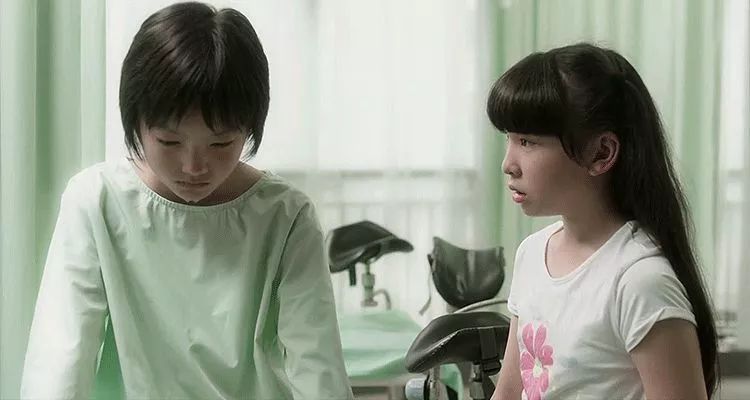 高铁上，父亲乱摸女儿：性盲比文盲更可怕