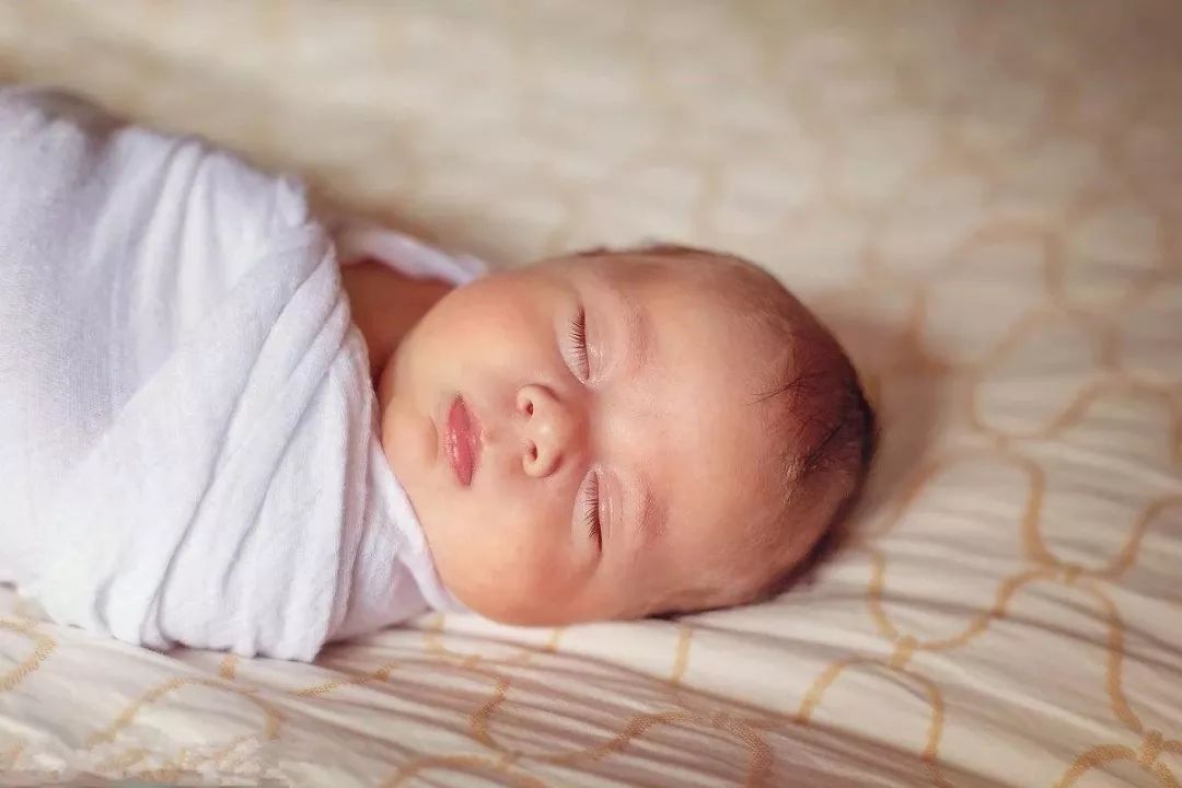 未满月宝宝一哭就要去抱吗,没满月宝宝睡觉哭闹频繁要抱着睡