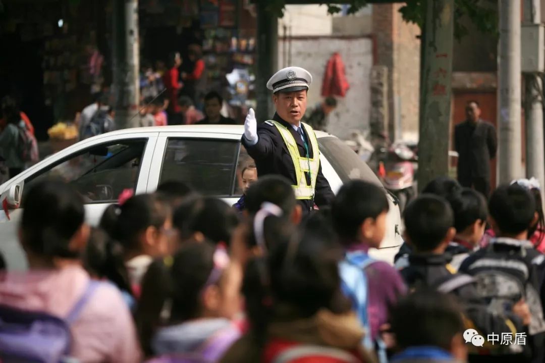 中国好交警!55岁焦作交警李学岭,坚守护学岗37年!