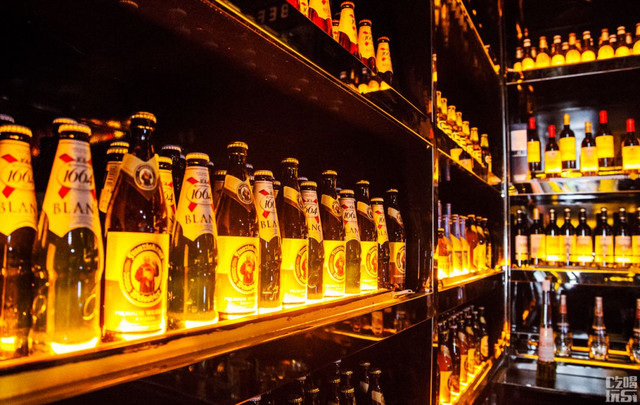 500余款全球各地精酿,3000多个钢铁酒格组成的巨幕外墙!长沙又一约酒圣地来了~