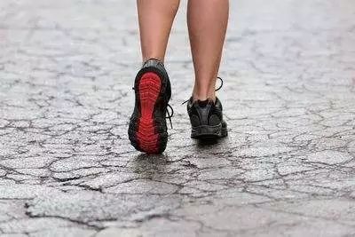 穿鞋防磨脚的方法,穿鞋怎么防止磨脚趾甲