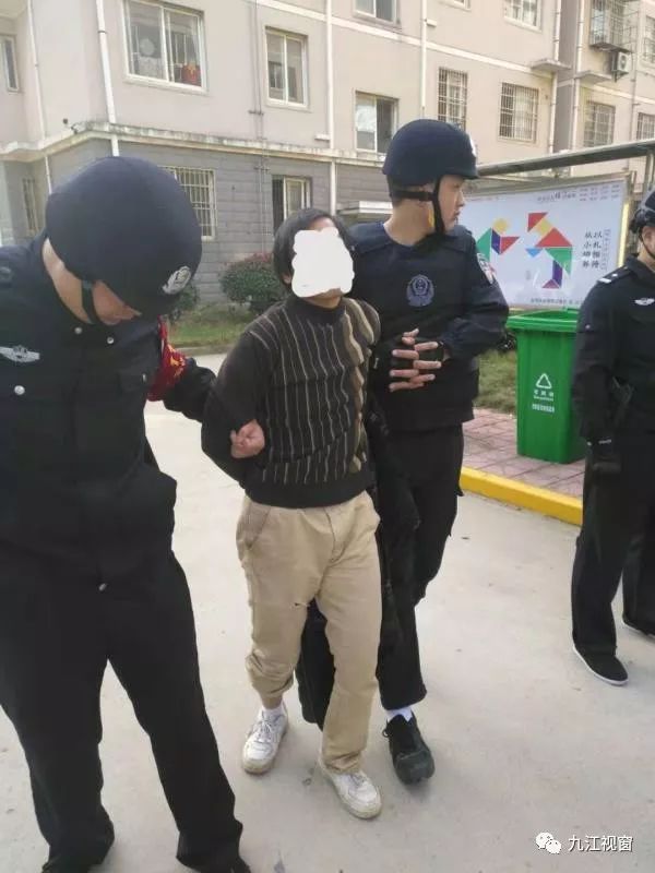 男子持斧头当街伤人执勤武警制服,多名民警拿钢叉制服持刀男子