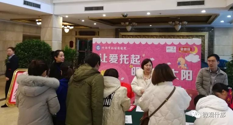 肠胀气哭闹妈妈崩溃,吐奶和肠绞痛