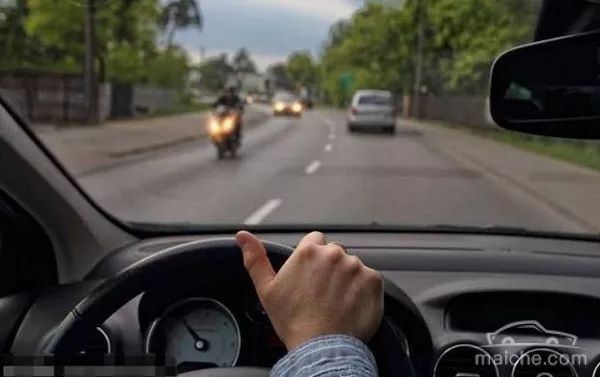 打不着火电瓶没电怎么办教你几招,酷路泽电瓶没电打不着车怎么回事