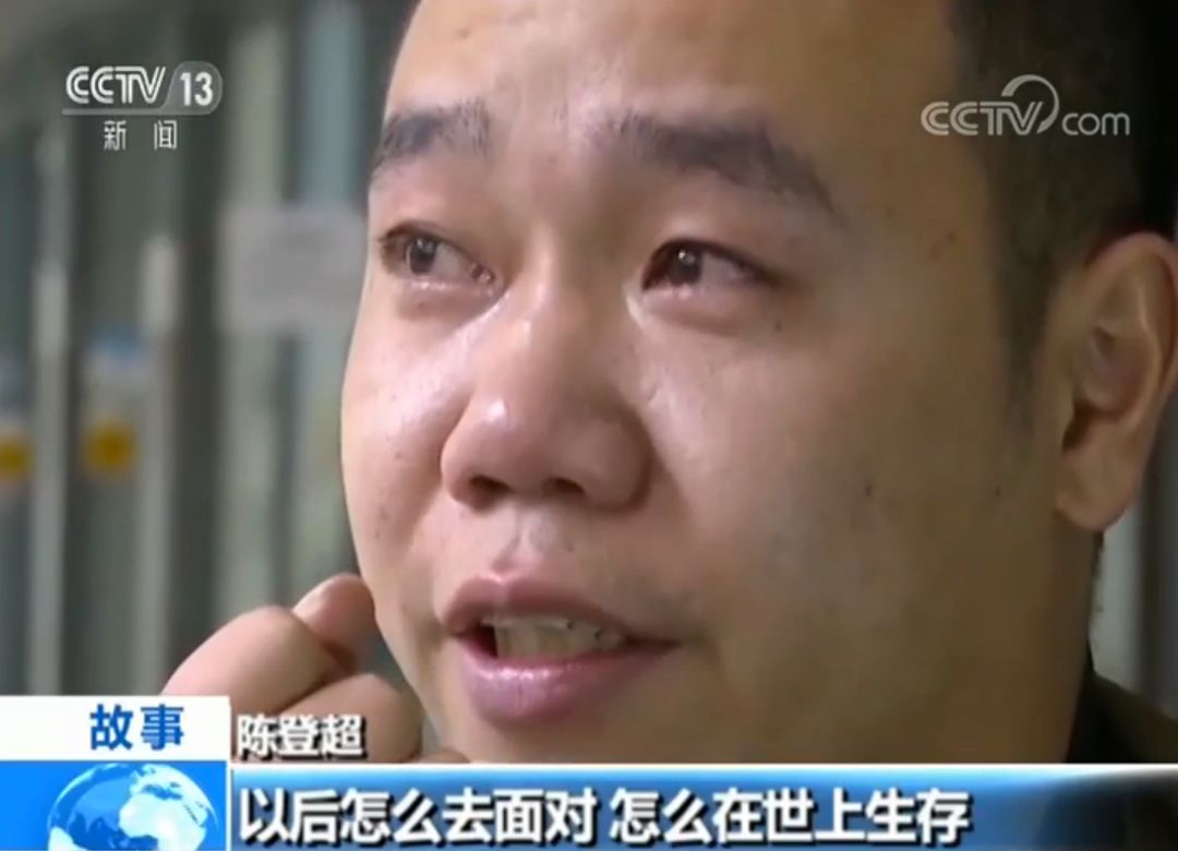 外卖小哥送餐途中跪地痛哭,泪目瞬间快递小哥