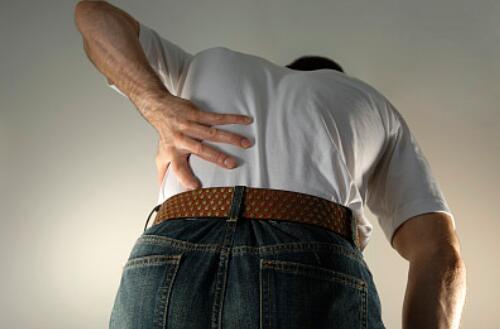 打个喷嚏闪了腰要去医院吗,一个喷嚏闪了腰