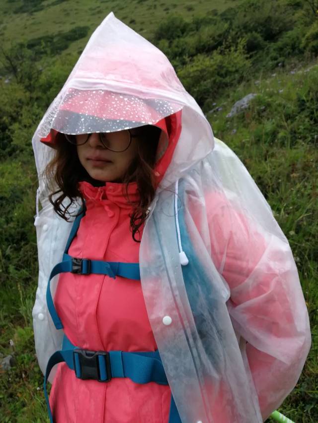 95后妹子赤脚徒步贡嘎山，惊人壮举感动所有人