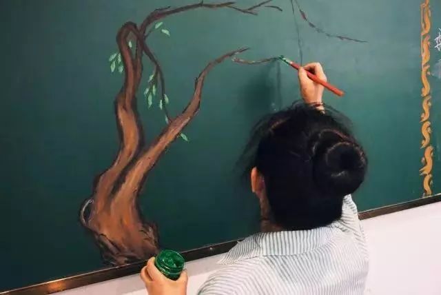 保洁阿姨画3d效果黑板报,保洁阿姨画黑板报视频