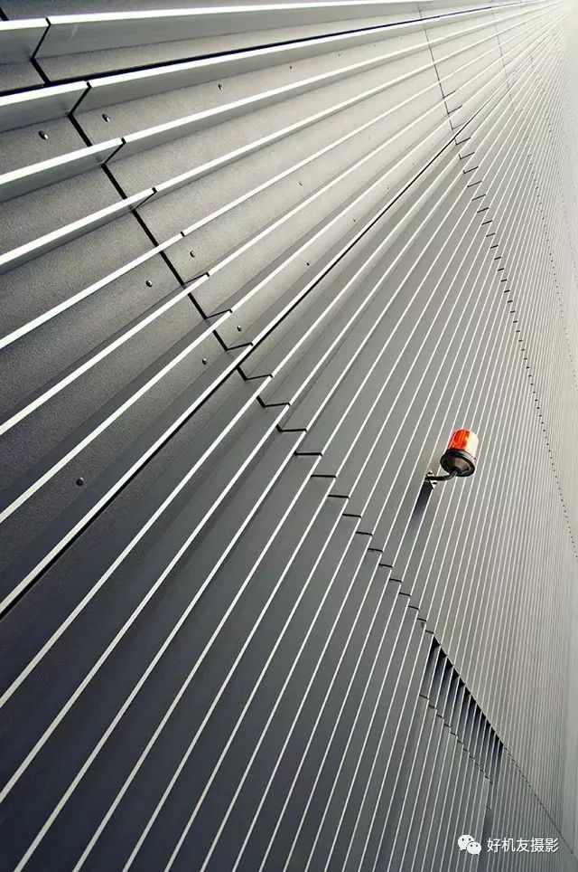 构图采用三分构图法,三分法也称之为填制构图法