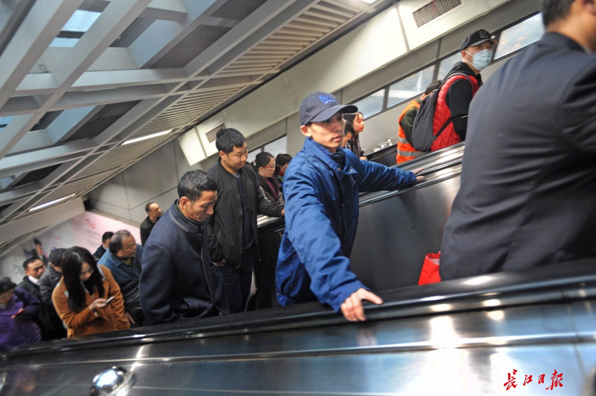 这场公交人和地铁人的“文明赶超”你站谁