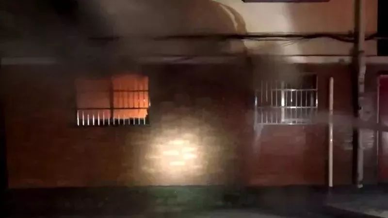 近期使用取暖器的你注意了！独居老人睡前插上它，没想到凌晨起火！