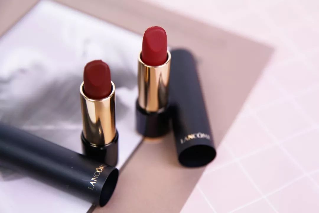 好想尝尝你的口红的味道,不停的舔口红