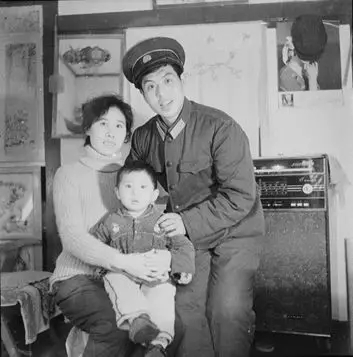 哪个软件能把图片变黑白颜色,用什么软件可以把黑暗照片变亮